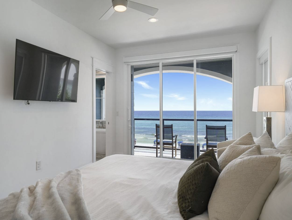 Beachfront Luxury Six Bedroom Vacation Rental in Destin with Rooftop Pool